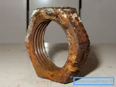 Причината за постојано протекување може да биде и дефект на самата брава. Причината за постојано протекување може да биде и дефект на самата брава.