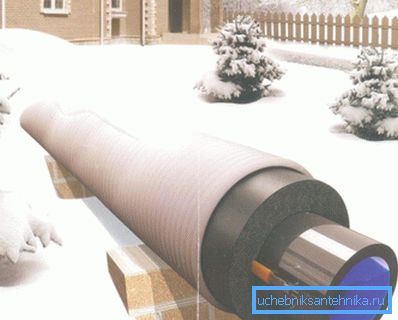 Употребата на системите за греење ви овозможува да направите комуникации дури и на површината на земјата, но во овој случај неопходно е изолација на нафтоводот со висок квалитет Употребата на системите за греење ви овозможува да направите комуникации дури и на површината на земјата, но во овој случај неопходно е изолација на нафтоводот со висок квалитет