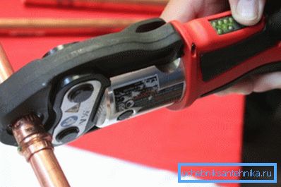 Употреба на рачни алатки за работа со бакарни цевки