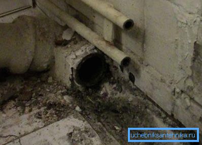 Пример за отпадна цевка од леано железо со отстранет приклучок Пример за отпадна цевка од леано железо со отстранет приклучок