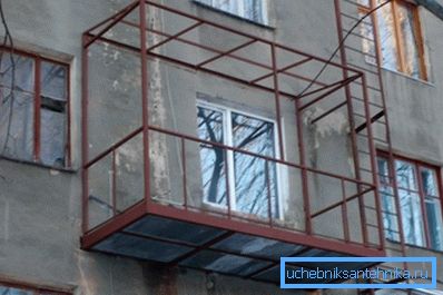 Примерот е прилично условен: во реални услови, свитните оптоварувања на гредите се обидуваат да ги компензираат другите структурни елементи, што ги гледаме на сликата.
