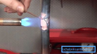 Лемењето мора целосно да го пополни инсталациониот јаз Лемењето мора целосно да го пополни инсталациониот јаз