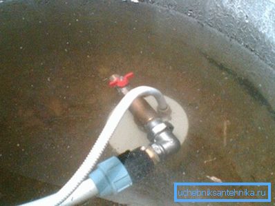 Јама исполнета со дожд вода. Јама исполнета со дожд вода.