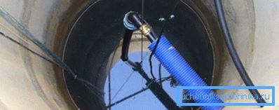 Пробие дупка за цевката во бунарот и поврзаната цевка. Пробие дупка за цевката во бунарот и поврзаната цевка.