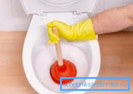 Полнење на приклучокот за ѓубре со клип Полнење на приклучокот за ѓубре со клип