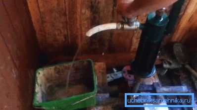 Ние пумпаме преку вода додека не се појави транспарентен млаз. Ние пумпаме преку вода додека не се појави транспарентен млаз.