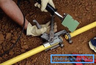 Поставување на отворен водовод од полипропиленски цевки во земја заговор Поставување на отворен водовод од полипропиленски цевки во земја заговор