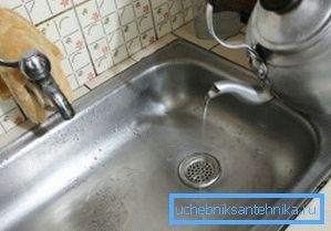 Исплакнете ги цевките со топла вода Исплакнете ги цевките со топла вода