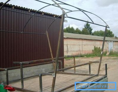 Едноставно белведер со свои раце од цевките може да се состави не само брзо, туку и квалитативно Едноставно белведер со свои раце од цевките може да се состави не само брзо, туку и квалитативно