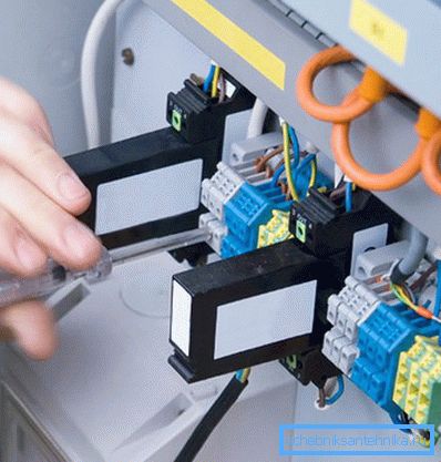 Работата со електрични апарати бара согласност со упатствата.