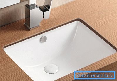 Мијалник - вграден во countertop во бањата, изгледа стилски и модерен. Мијалник - вграден во countertop во бањата, изгледа стилски и модерен.