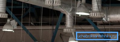 Издувните решетки кои се наоѓаат под таванот го отстрануваат најзагревениот и валканиот воздух. Издувните решетки кои се наоѓаат под таванот го отстрануваат најзагревениот и валканиот воздух.