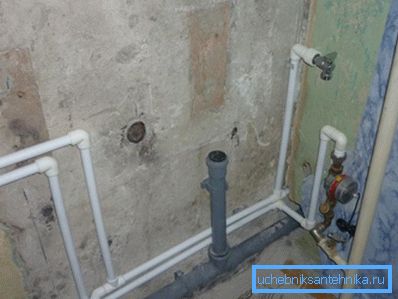 Оконежите за поврзување на кадата и мијалник се прават со цевка од 50 мм. Оконежите за поврзување на кадата и мијалник се прават со цевка од 50 мм.