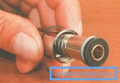 Гумената заптивка на цревото за туширање во бањата на крајот ги губи своите својства и почнува да тече вода Гумената заптивка на цревото за туширање во бањата на крајот ги губи своите својства и почнува да тече вода