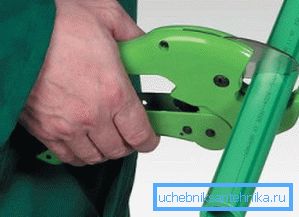 Сечење на пластична цевка со специјални ножици Сечење на пластична цевка со специјални ножици