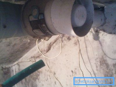 Со помош на пластични цевки, механичка вентилација лесно се монтира во штала со свои раце. Со помош на пластични цевки, механичка вентилација лесно се монтира во штала со свои раце.