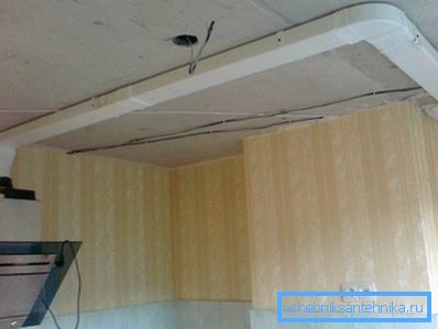 Независна инсталација на рамен вентилациски канал во кујната Независна инсталација на рамен вентилациски канал во кујната