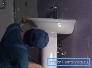 Независна инсталација на мијалник во бањата Независна инсталација на мијалник во бањата