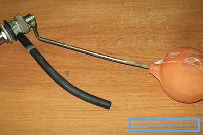 Со свиткување на лентата можете да го прилагодите нивото на водата во резервоарот