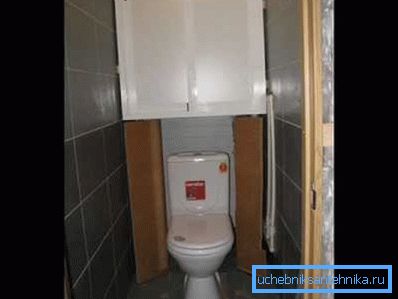 Плакарот во тоалетот совршено ги крие сите комуникации