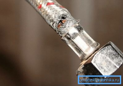 Нискоквалитетните црева често се искинати и преплавени во собата.