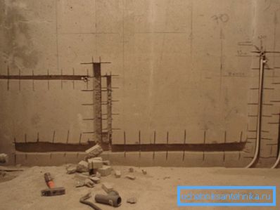 Железовите ви овозможуваат да го зголемите корисниот простор во просторијата со криење на цевководот во ѕидовите