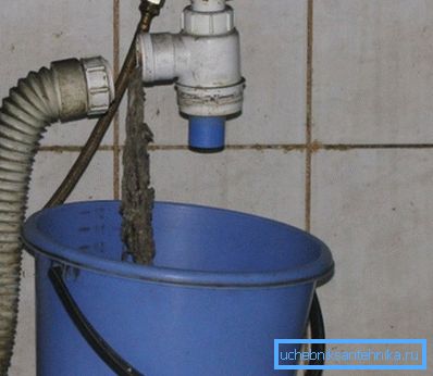 Акумулацијата на остатоци во сифонот под мијалникот. Акумулацијата на остатоци во сифонот под мијалникот.