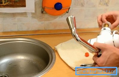 Извртуваме заклучувачка од случај Извртуваме заклучувачка од случај