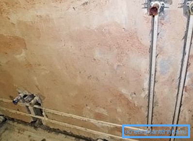 Скриена врска на водоводни цевки во ѕидот