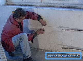 Бидете сигурни дека батеријата е строго хоризонтална. Бидете сигурни дека батеријата е строго хоризонтална.