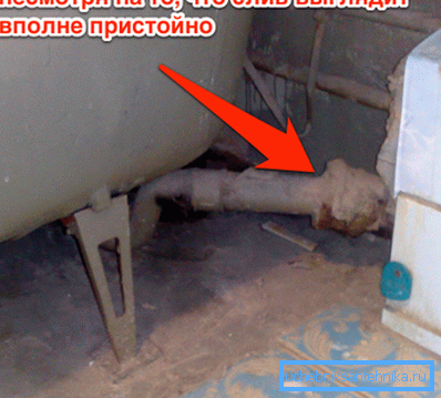 Траги од истекување на местото на поврзување на цевки од леано железо Траги од истекување на местото на поврзување на цевки од леано железо