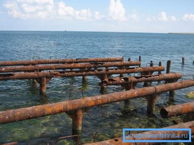 Премногу затруени материјали или цевки кои дојдоа во допир со солена вода не треба да се користат за таква конструкција, бидејќи може да бидат кородирани. Премногу затруени материјали или цевки кои дојдоа во допир со солена вода не треба да се користат за таква конструкција, бидејќи може да бидат кородирани.