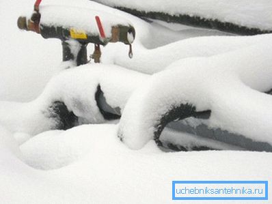 Исцедете вода од цевките за вода