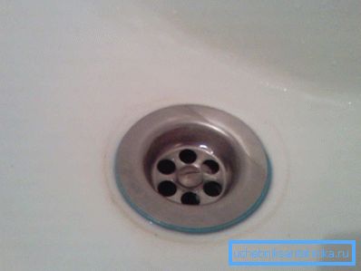 Исцедете ја дупката во мијалникот.