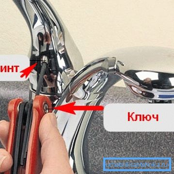 Извадете ја рачката со одвртете ја завртката за заклучување. Извадете ја рачката со одвртете ја завртката за заклучување.