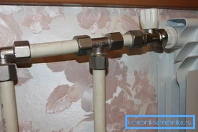 Поврзување на полимерниот цевковод и радијаторот на фитинзи Поврзување на полимерниот цевковод и радијаторот на фитинзи