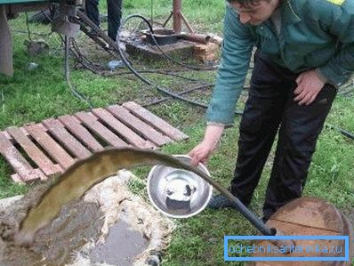 Методот бара голема количина на работна течност да работи со пумпите. Во отсуство на такво, можете да купите пластичен сад од саканиот волумен во продавницата и да го инсталирате на страницата. Методот бара голема количина на работна течност да работи со пумпите. Во отсуство на такво, можете да купите пластичен сад од саканиот волумен во продавницата и да го инсталирате на страницата.