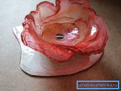 Стакло мијалник во бањата во форма на роза