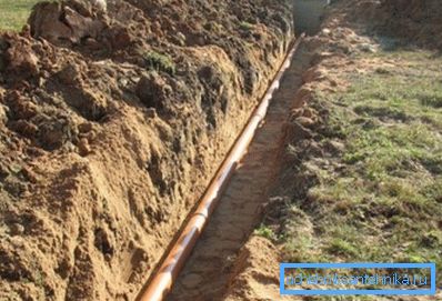Трошоците за копање на ровот под водоснабдувањето честопати ги принудуваат сопствениците на парцелите сами да ја извршат работата. Трошоците за копање на ровот под водоснабдувањето честопати ги принудуваат сопствениците на парцелите сами да ја извршат работата.