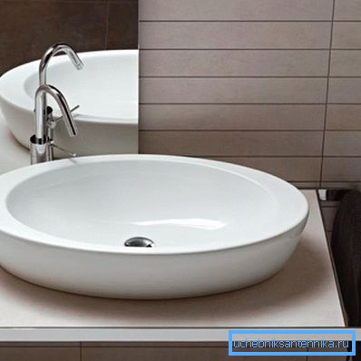 Countertop под мијалникот во бањата со пешкир железнички Countertop под мијалникот во бањата со пешкир железнички