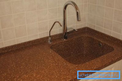 Countertop со мијалник направен од вештачки камен ќе биде одличен додаток за секој ентериер Countertop со мијалник направен од вештачки камен ќе биде одличен додаток за секој ентериер