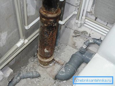 2761 Заеднички на цевки од пластични и леано железо
