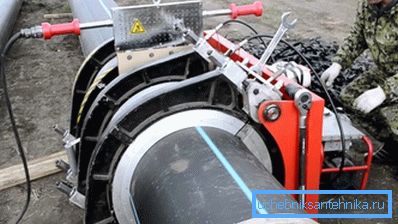 Приклучни полимерни цевки во полето Приклучни полимерни цевки во полето