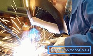 Заварувањето е комплициран процес. Заварувањето е комплициран процес.