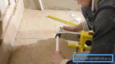 Заварувачка цевка со фитинг. Заварувачка цевка со фитинг.
