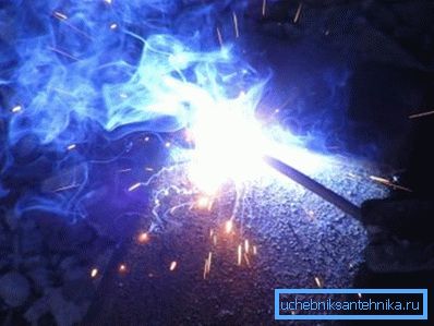 Лакот за заварување испарува заштитен слој на цинк од површината на цевката Лакот за заварување испарува заштитен слој на цинк од површината на цевката