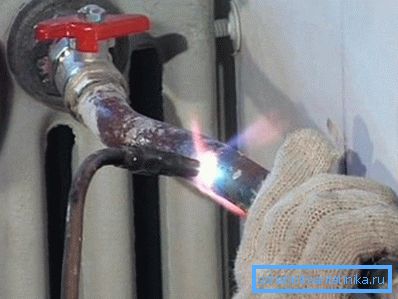 Заварувањето работи на линијата за напојување Заварувањето работи на линијата за напојување