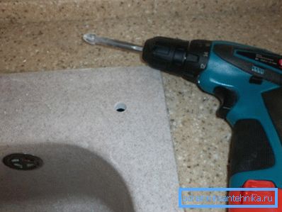 Дупчење дупки во работната плоча.