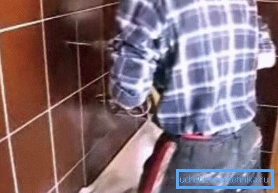 Дупчете го ѕидот под водилата Дупчете го ѕидот под водилата