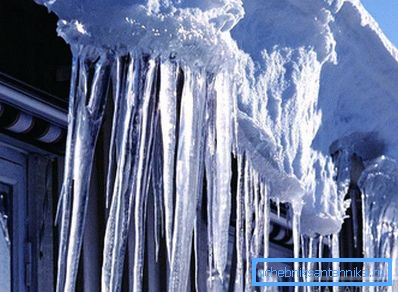 2797 Се топи во текот на денот и се замрзнува ноќе.